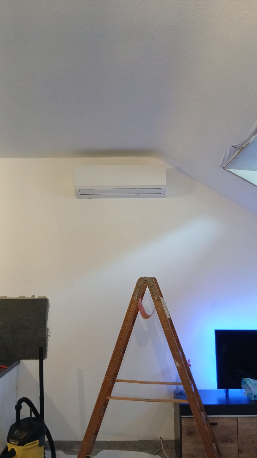 Innenanlage einer Bosch Single-Split Klimaanlage angebaut an der Wand.